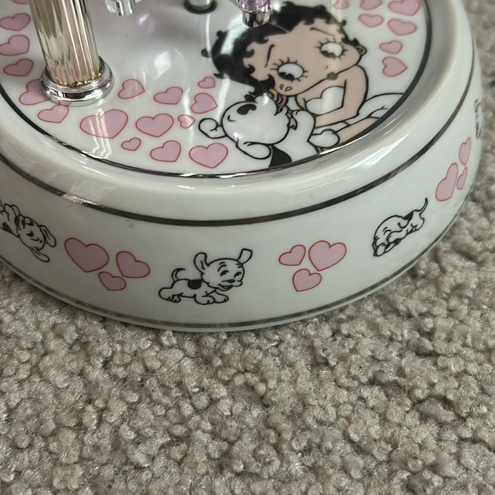 Betty Boop with Pudgy 2008 Anniversary Clock with Dome Covering - Picture 5 of 11